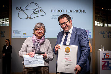 Tobias Gotthard überreicht den Bayrischer Staatspreis für Dorothea Prühl, Foto: A. Heddergott